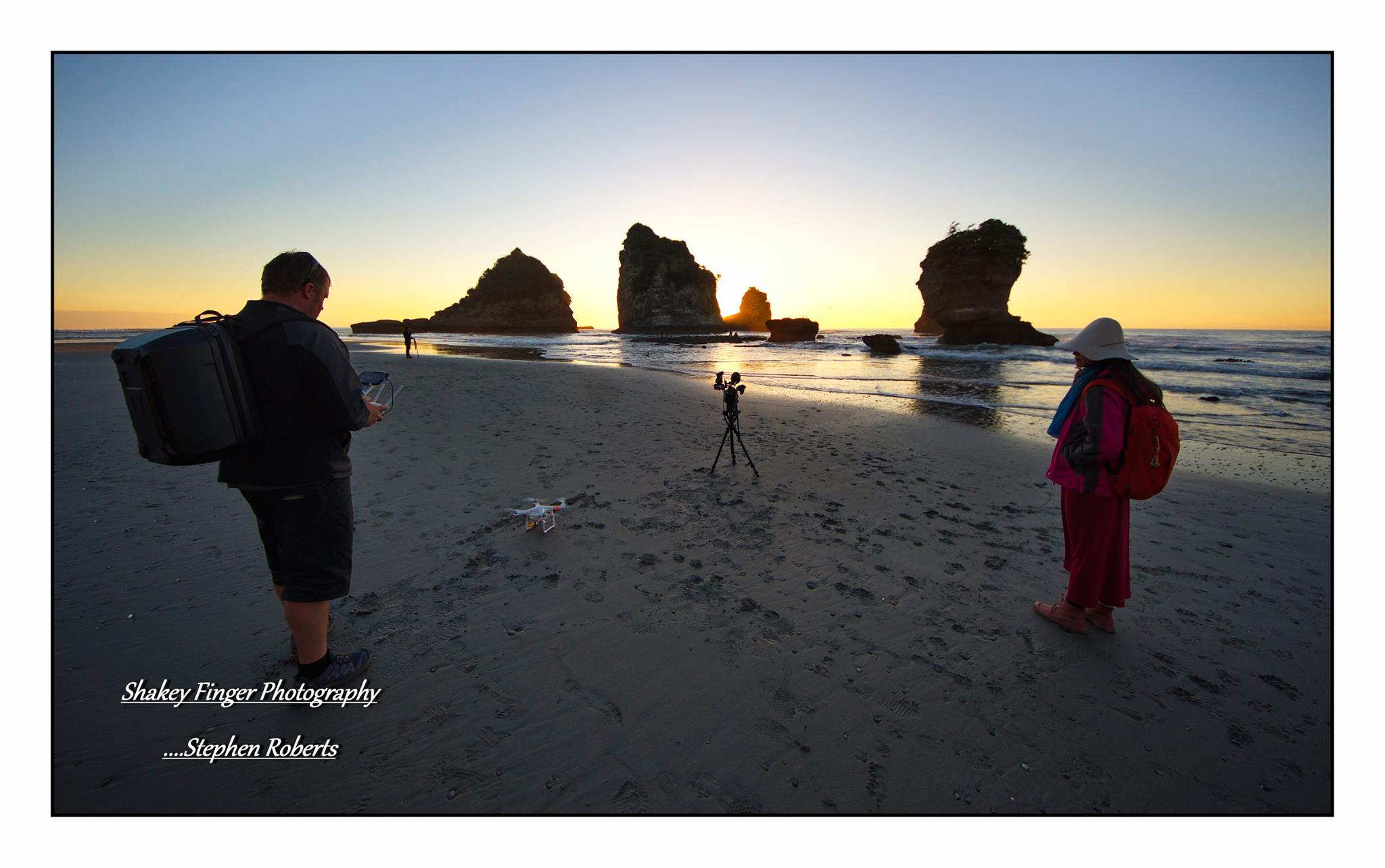 photographers photographing photographers mokukiekie beach on sunset